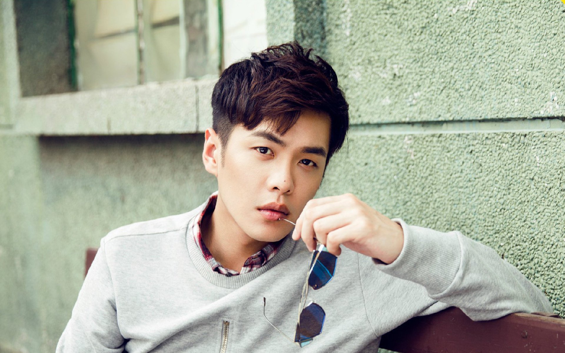 “夜幕追逐：黑夜中的极速火花”，夜幕追击破点视频